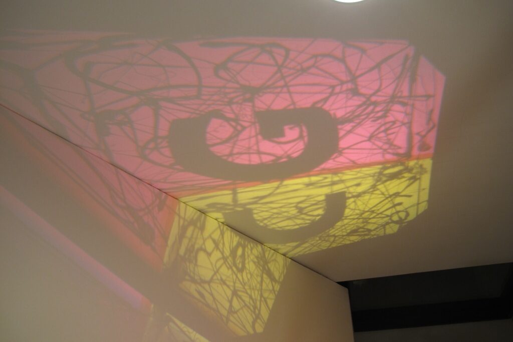 OHP installationskunst på væggen i trappetårnet i CGs anneksbygning