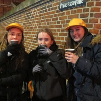 Tre kolde CG-guides på hjørnet af Prinsessegade og Bådsmandsstræde. Drikker varm kaffe som Sofus netop – og meget betænksomt – har bragt ud fra kaffekageboden i studiecenteret.