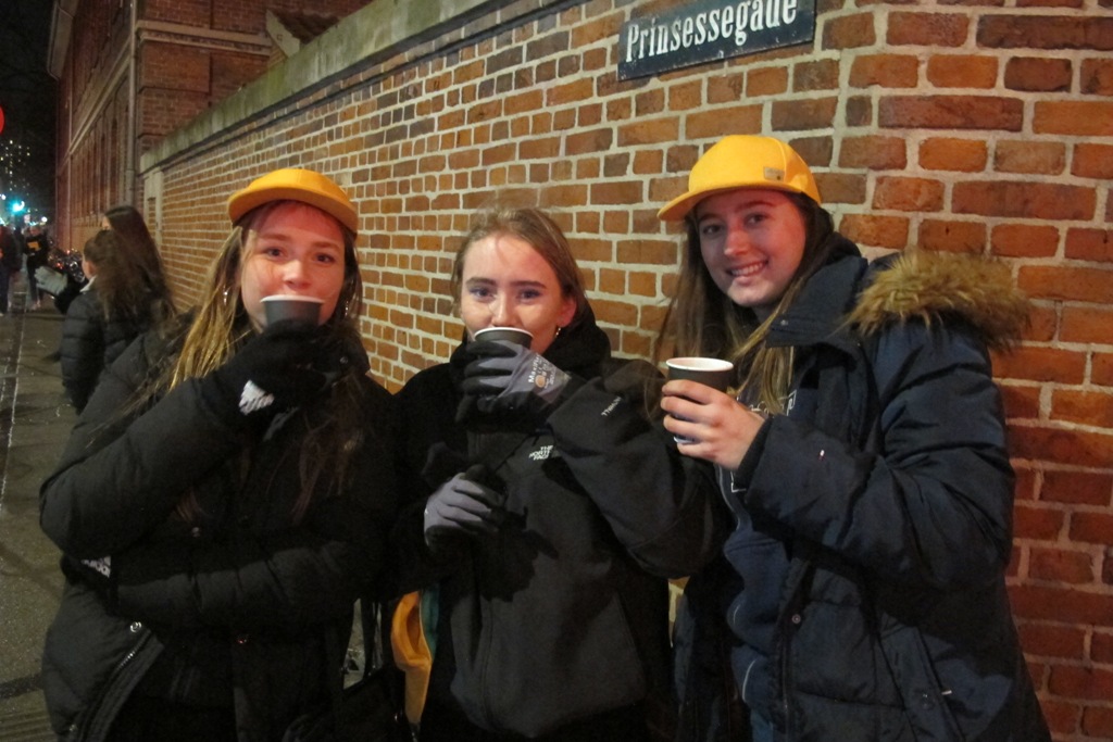 Tre kolde CG-guides på hjørnet af Prinsessegade og Bådsmandsstræde. Drikker varm kaffe som Sofus netop – og meget betænksomt – har bragt ud fra kaffekageboden i studiecenteret.