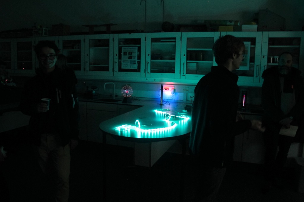 Lys i fysiklokalet, fysiklokalet i mørke