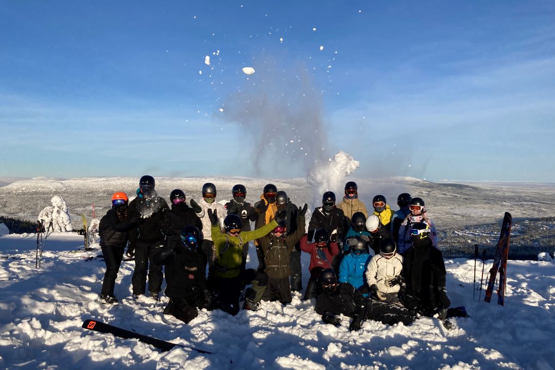 Skiforløb (Idræt B) - snow up in the air
