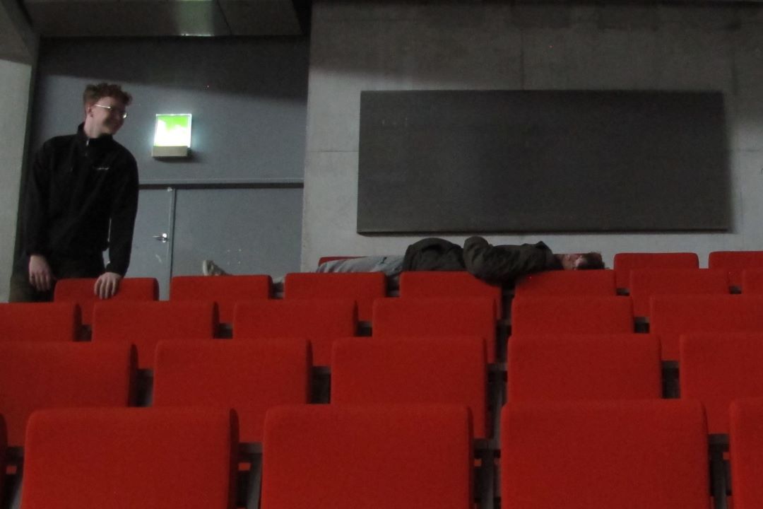 CG på rundvisning - one man down i en forelæsningssal