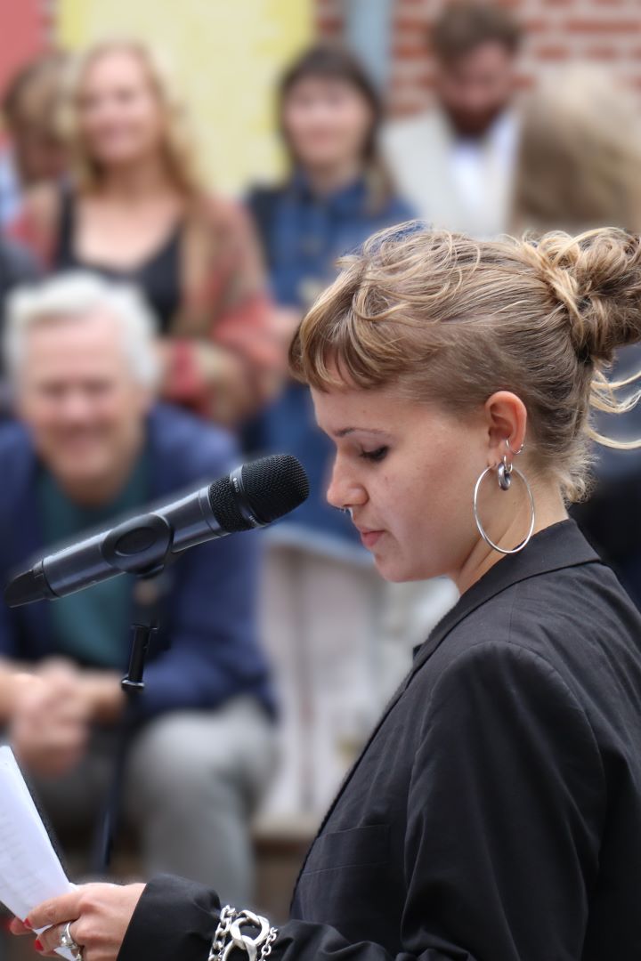 Karla fra elevrådet taler på vegne af eleverne